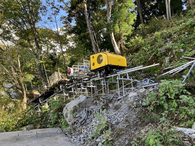 北アルプス剱岳の登山基地、馬場島資材運搬用モノレール解体工事